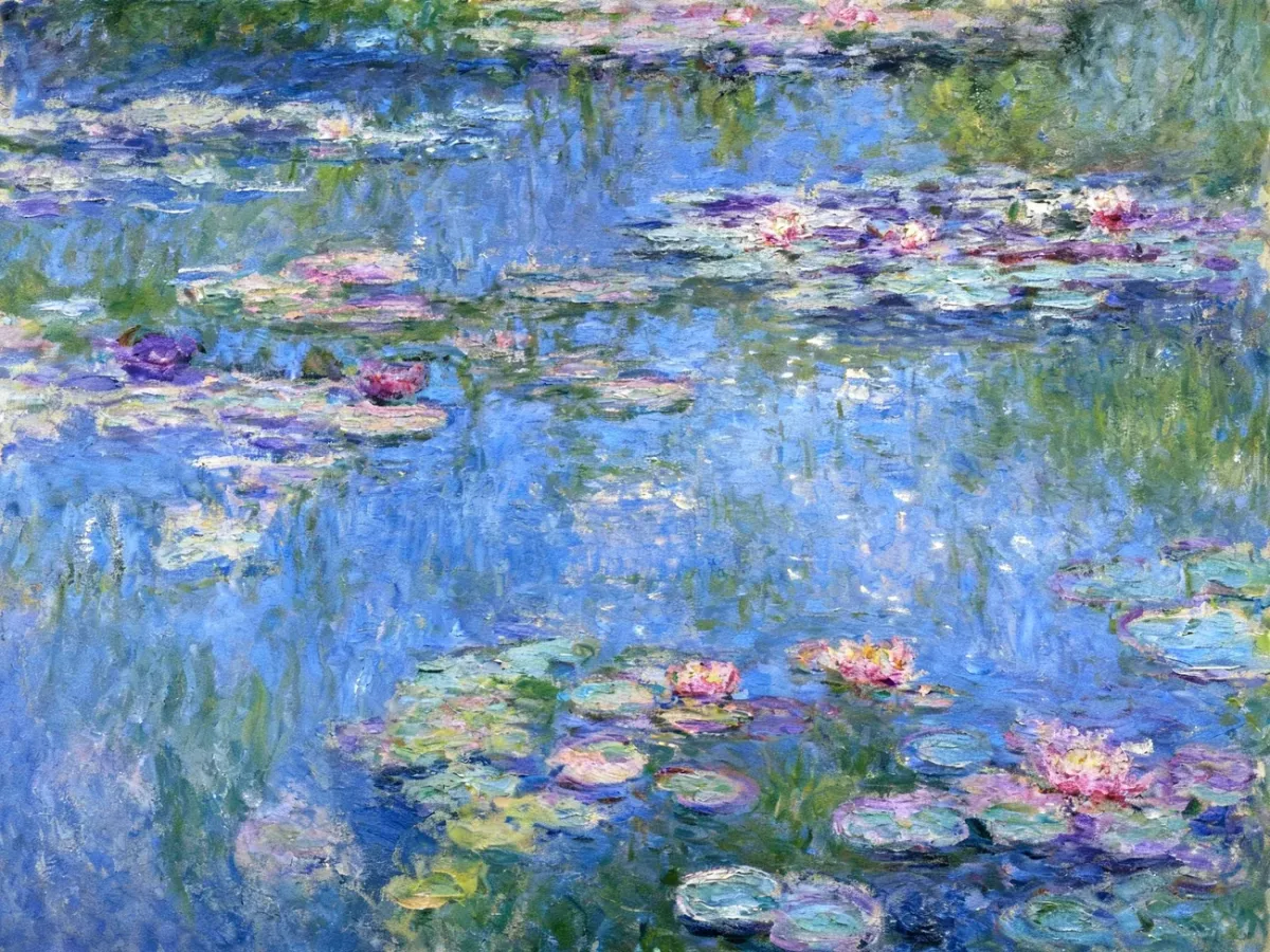 Nenufary na stawie odbijającym niebo w ogrodzie Giverny