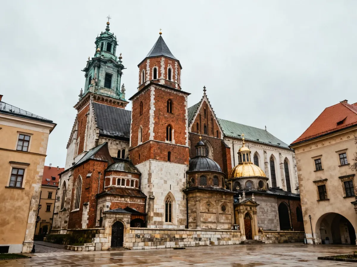 Katedra na Wawelu z otaczającymi ją kaplicami i wieżami