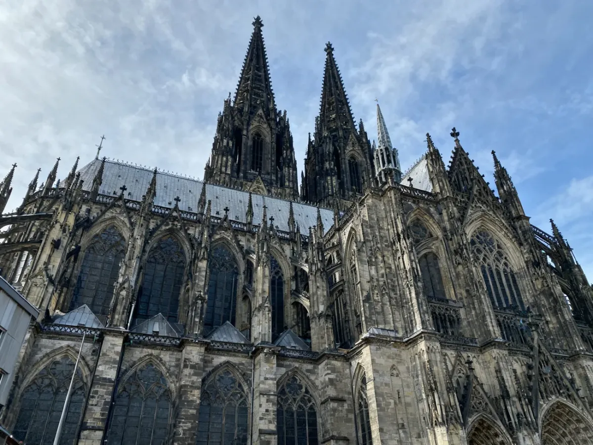 Monumentalna katedra w Kolonii z wysokimi gotyckimi wieżami